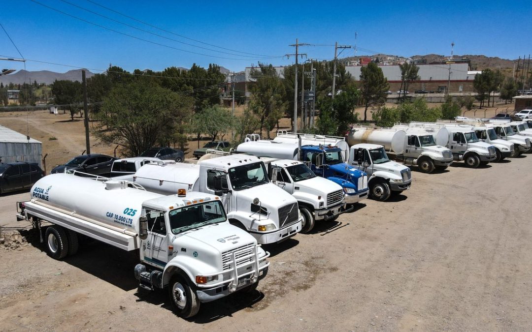 Entrega JCAS pipas para distribución de agua en Parral